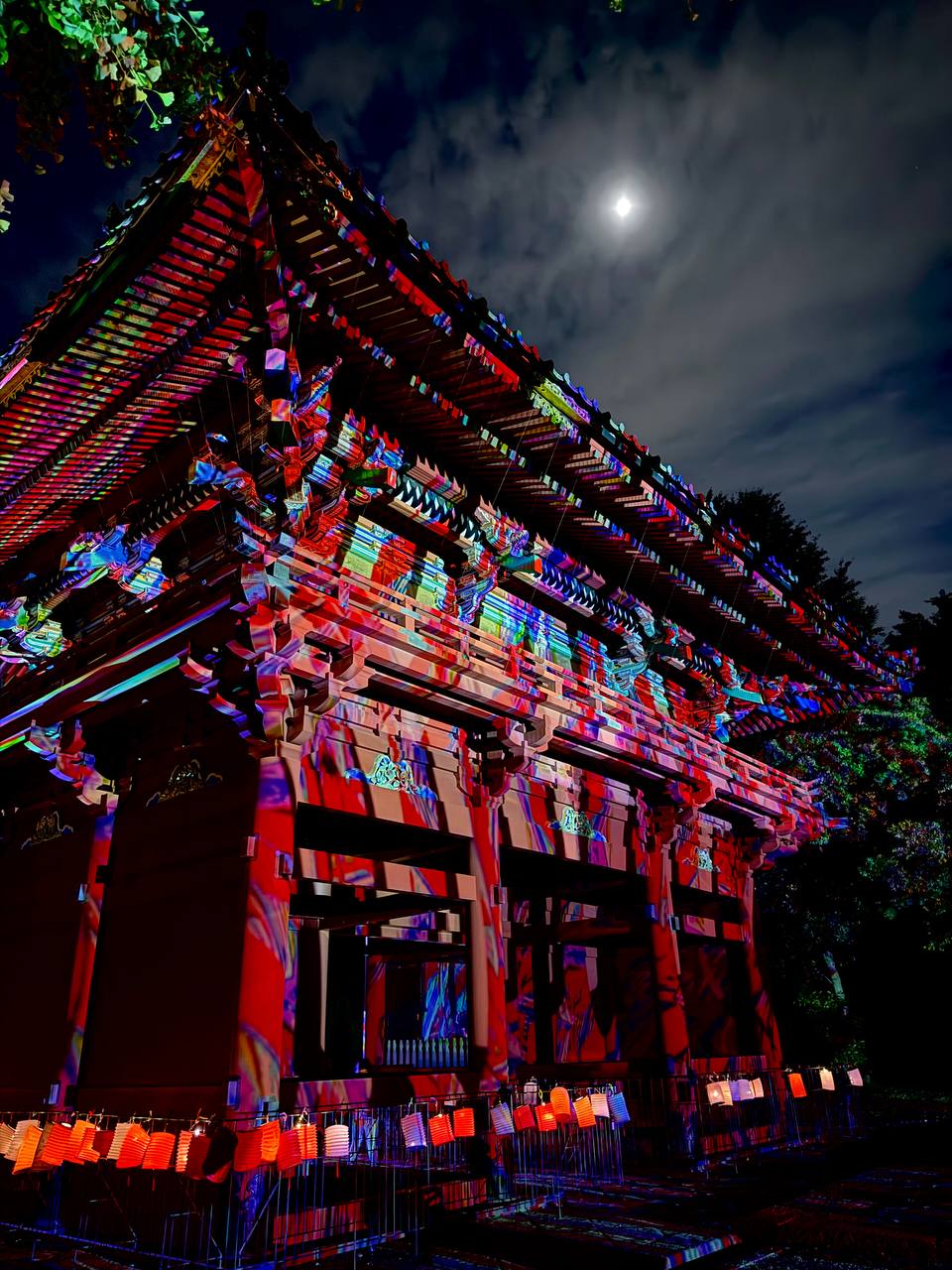 光に包まれた歴史的建造物のプロジェクションマッピング